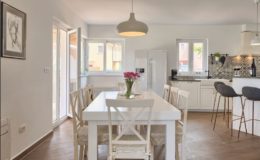 villa-vespera-porec-diningroom